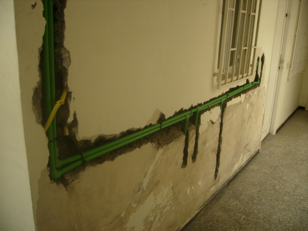 Ranurado para el encastre de tuberías de agua fría y caliente