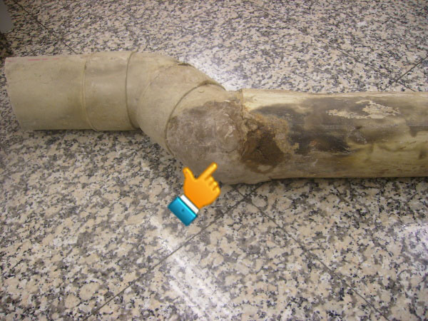 Avería localizada, donde se observa el tapado incorrecto con poxilina de la tubería