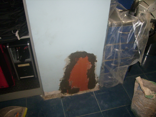 Se procede a tapar la superficie picada en la pared con material de construcción